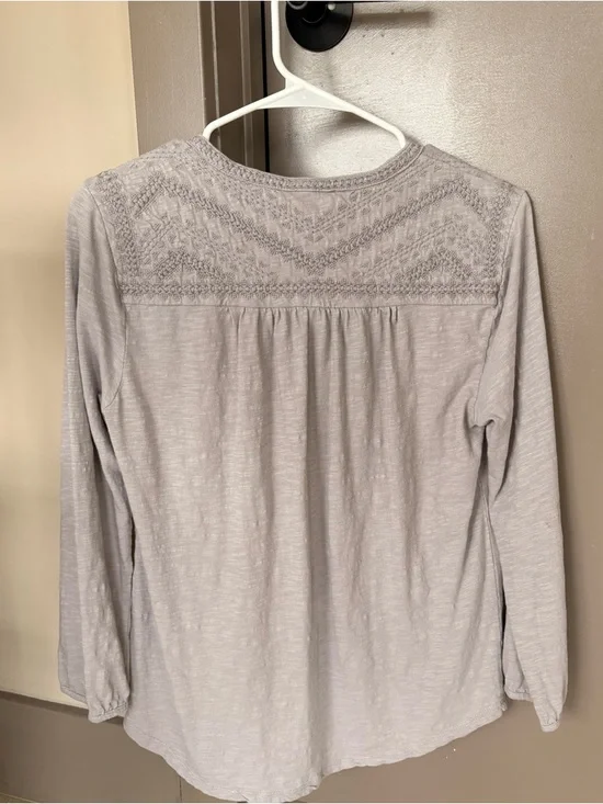 Lucky Brand grey button lightweight long sleeve with embroidered details Size M - Picture 3 of 3